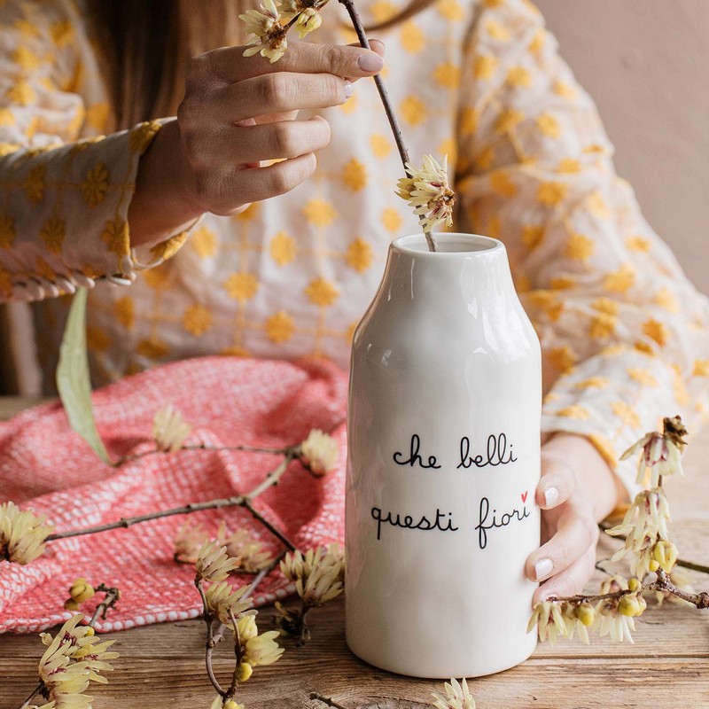 Vaso fiori in ceramica bianca con scritta “Che belli questi fiori”