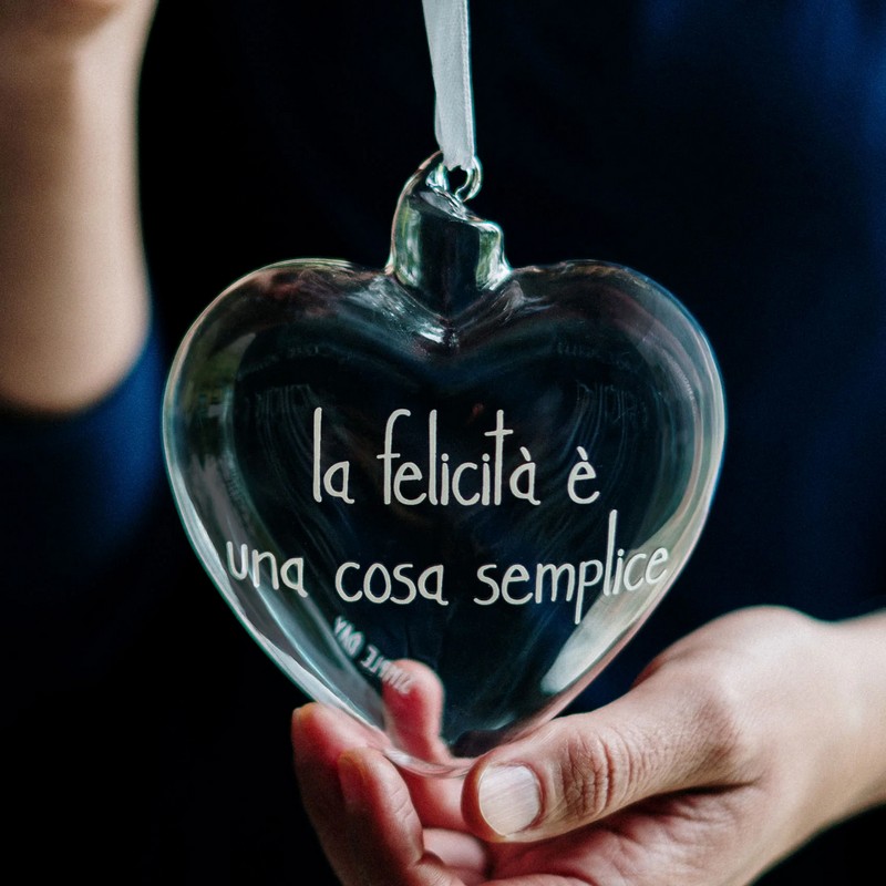 Cuore in vetro borosilicato da appendere con scritta “La felicità è una cosa semplice”