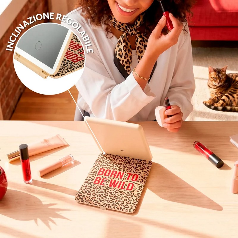 Specchio con luce ricaricabile e portatile con decoro leopardato e scritta “Born to be wild”