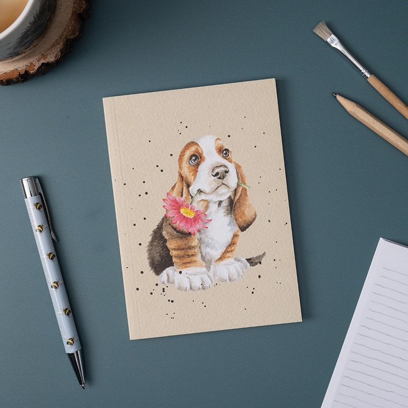 Quaderno a righe dimensione A6 decorato cucciolo di Basset Hound con in bocca un fiore rosa, pagine illustrate