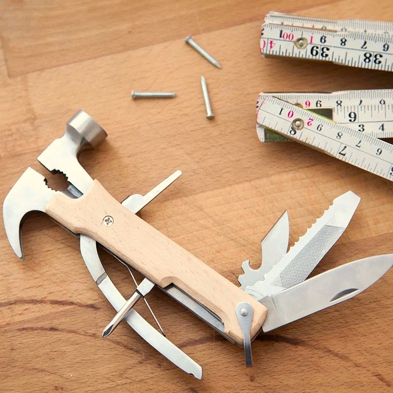 Martello multiutensile 10 in 1 in acciaio inossidabile con tronchese, cacciavite piatto e a stella, pinze, coltello, lima, seghetto, alesatore e apribottiglie, manico rivestito con legno di faggio