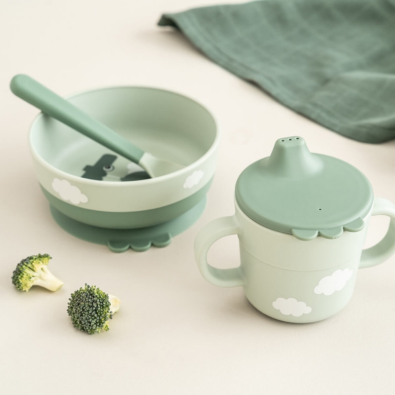 Set pappa da 3 pezzi con piatto con ventosa, tazza con beccuccio e cucchiaio, il tutto di colore verde decorato con coccodrillo e uccellino 