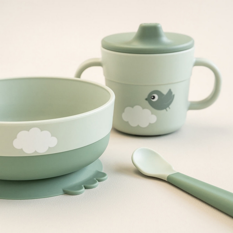 Set pappa da 3 pezzi con piatto con ventosa, tazza con beccuccio e cucchiaio, il tutto di colore verde decorato con coccodrillo e uccellino 