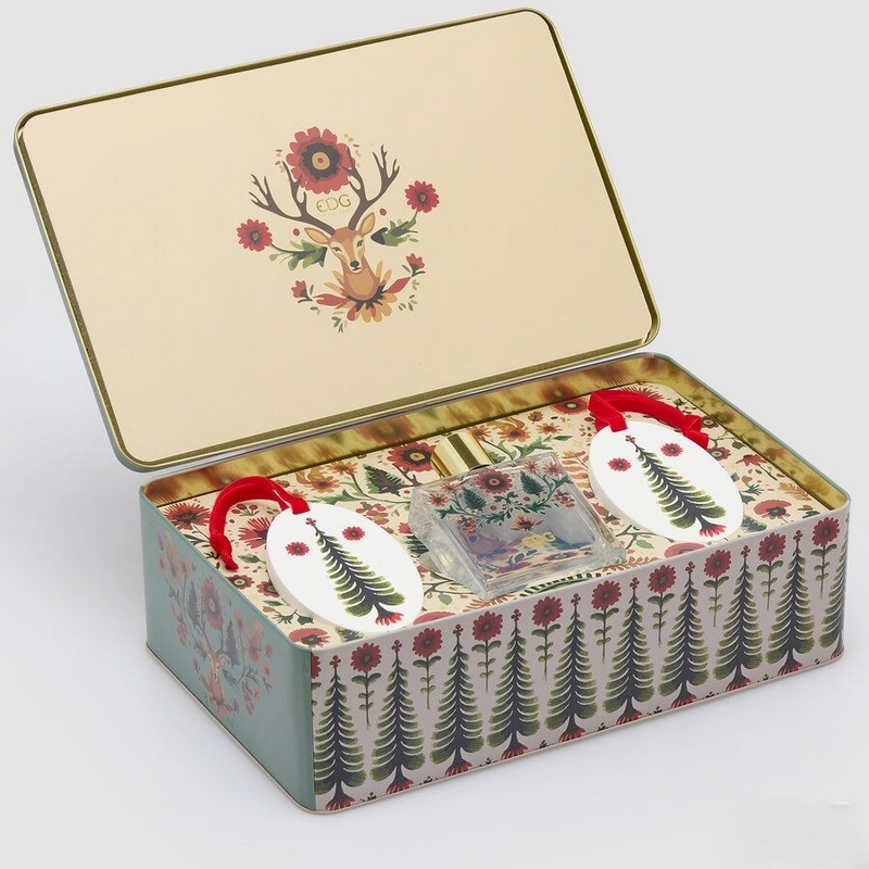 Set profumatori armadio contenente due forme di gesso decorate con albero e profumo spray da 100 ml da applicare sul gesso, il tutto in una scatola regalo di latta, perfetta per autunno e inverno