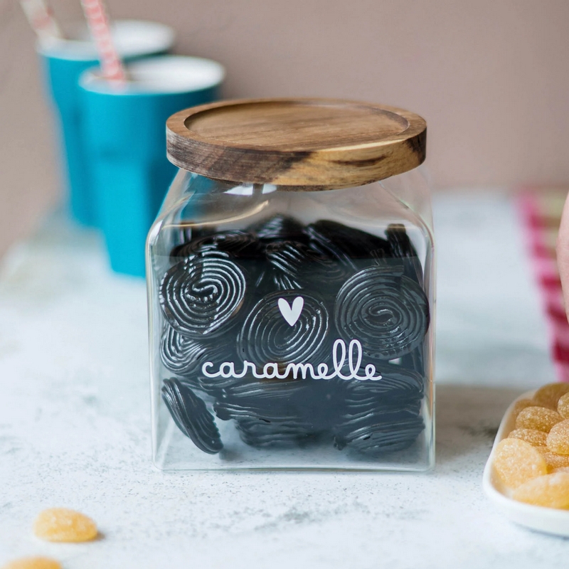 Barattolo da cucina ermetico in vetro con tappo in legno decorato con cuore e scritta “Caramelle”
