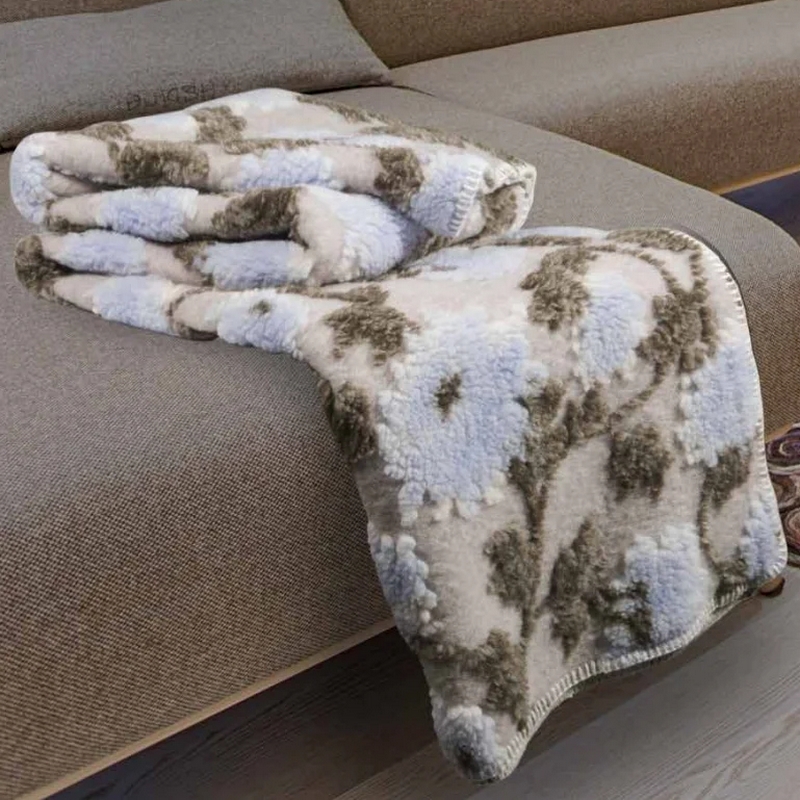 Coperta in lana cotta fatta in Italia con decoro fiordaliso su fondo grigio, lavabile in lavatrice - una calda coperta per letto o divano perfetta come idea regalo di Natale