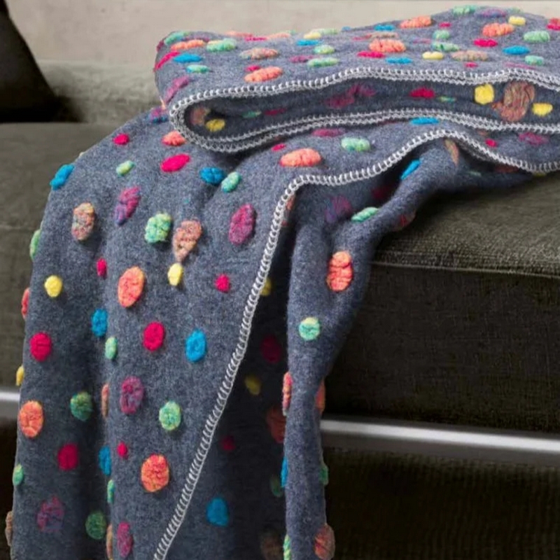 Coperta in lana cotta fatta in Italia con decoro a pois multicolor su fondo color antracite, lavabile in lavatrice - una calda coperta per letto o divano perfetta come idea regalo di Natale