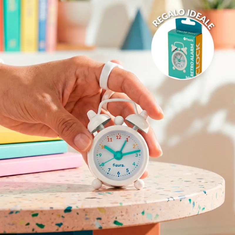 Mini sveglia analogica in stile retrò bianca con quadrante multicolor, funzionamento con 1 pila a bottone LR44 inclusa
