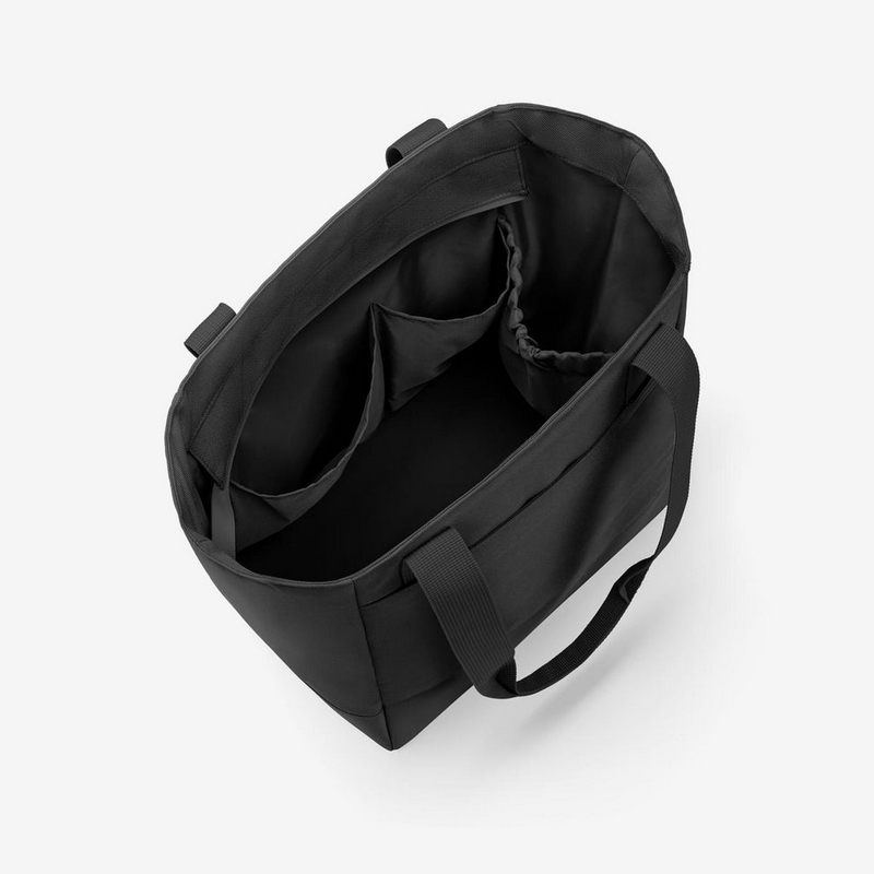 Borsa shopper o da viaggio nera con tasche interne, chisura zip e base rinforzata, in materiali idrorepellenti e adatta anche a spesa e lavoro, capacità da 22 litri
