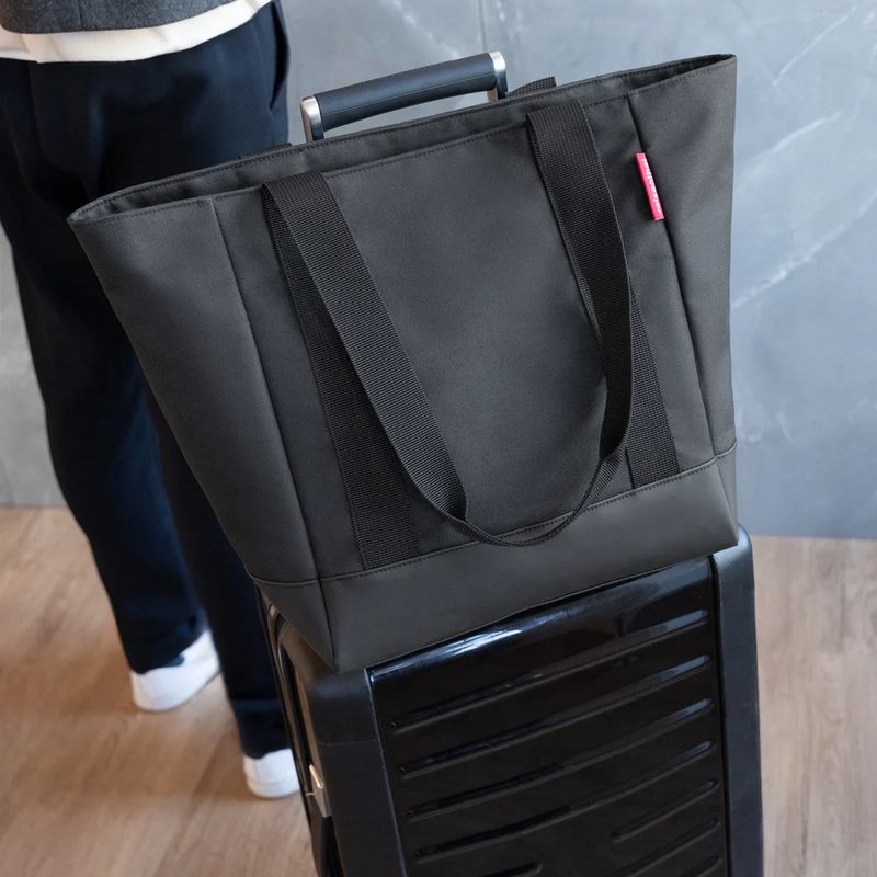 Borsa shopper o da viaggio nera con tasche interne, chisura zip e base rinforzata, in materiali idrorepellenti e adatta anche a spesa e lavoro, capacità da 22 litri