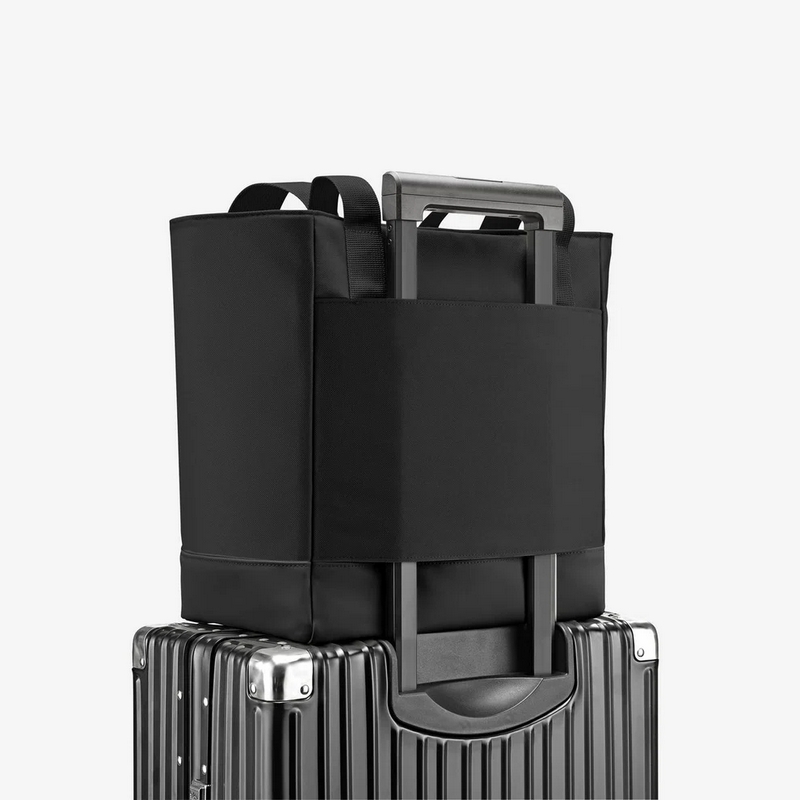Borsa shopper o da viaggio nera con tasche interne, chisura zip e base rinforzata, in materiali idrorepellenti e adatta anche a spesa e lavoro, capacità da 22 litri
