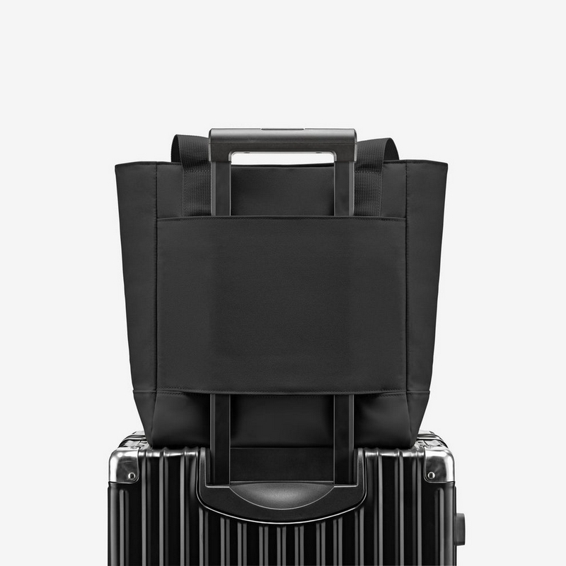 Borsa shopper o da viaggio nera con tasche interne, chisura zip e base rinforzata, in materiali idrorepellenti e adatta anche a spesa e lavoro, capacità da 22 litri