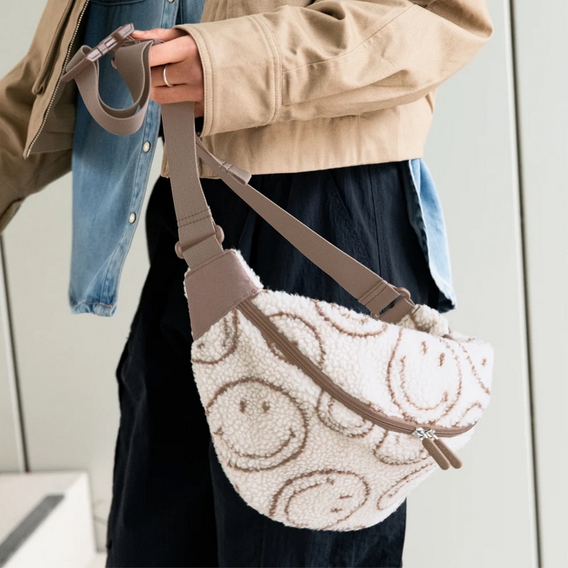 Marsupio bouclé beige decorato con smiley da 2 litri di capacità con tasca interna e chiusura zip