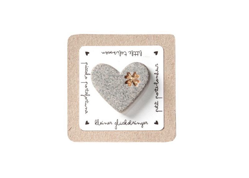 Magnete a forma di cuore in sasso decorato con quadrifoglio portafortuna, contenuto in una bustina colorata