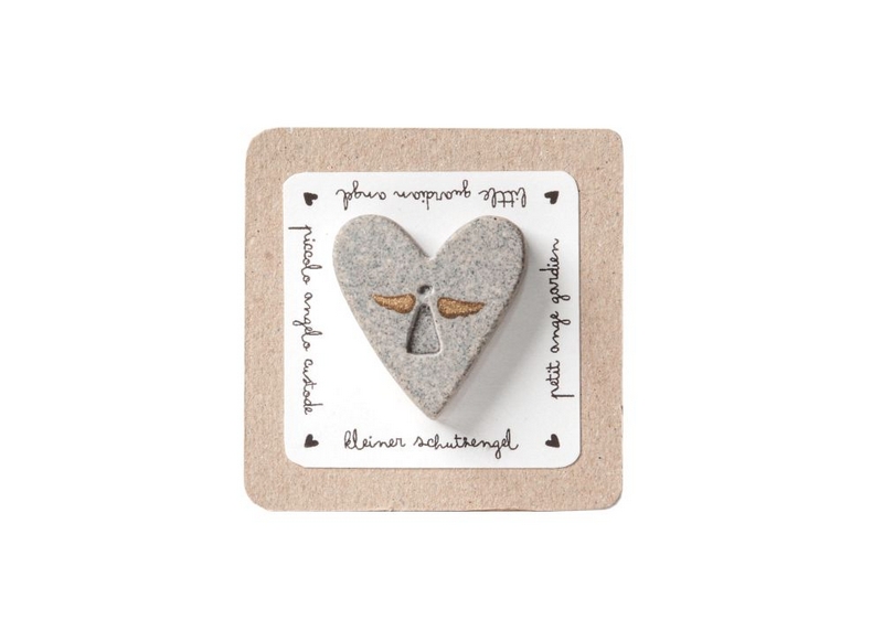 Magnete a forma di cuore in sasso decorato con angelo, contenuto in una bustina colorata