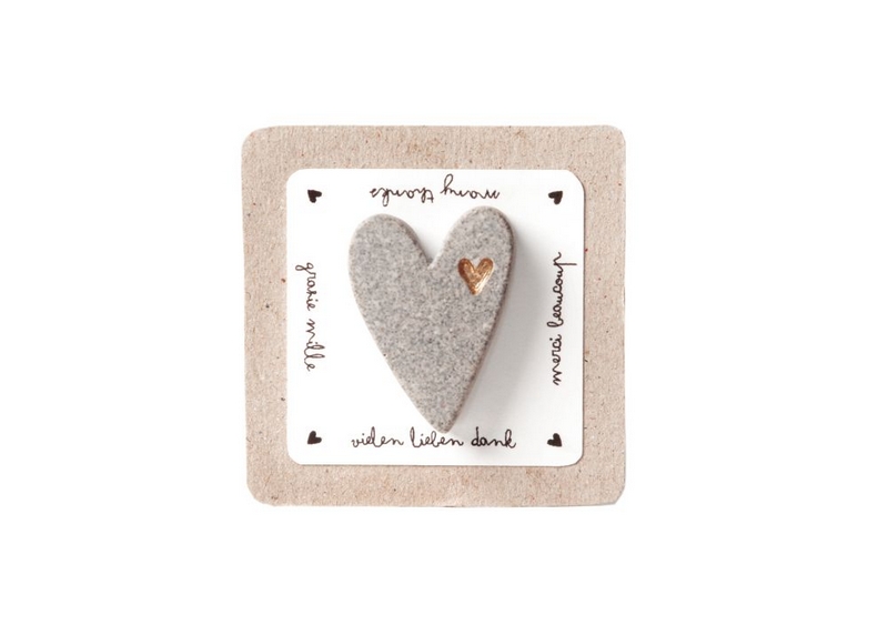 Magnete a forma di cuore in sasso decorato con cuoricino, contenuto in una bustina colorata