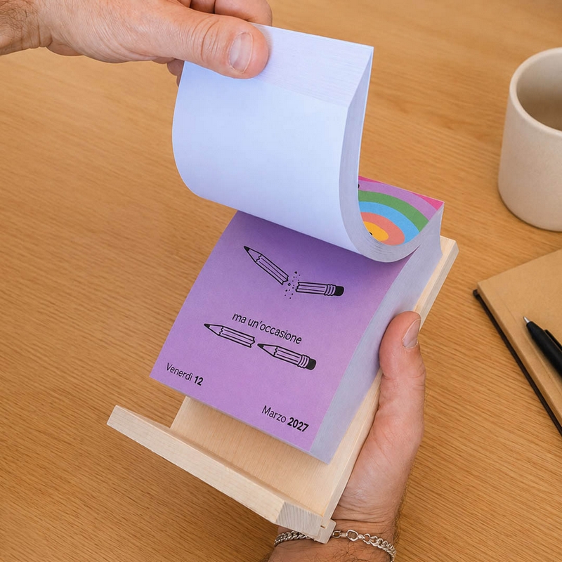 Calendario Creativo 2027 con base in legno: un divertente calendario giornaliero interattivo con minigiochi, curiosità, ironia e ispirazione 