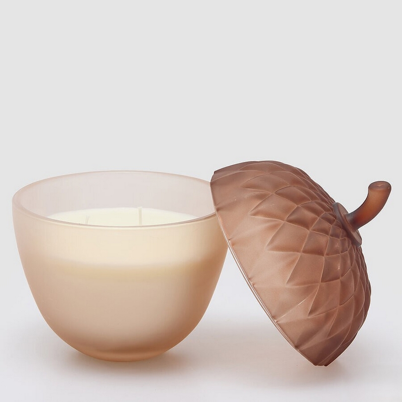 Candela profumata al cardamomo contenuta in un barattolo a forma di ghianda in vetro, utilizzabile da sé una volta esaurita la candela, perfetta come idea regalo autunno