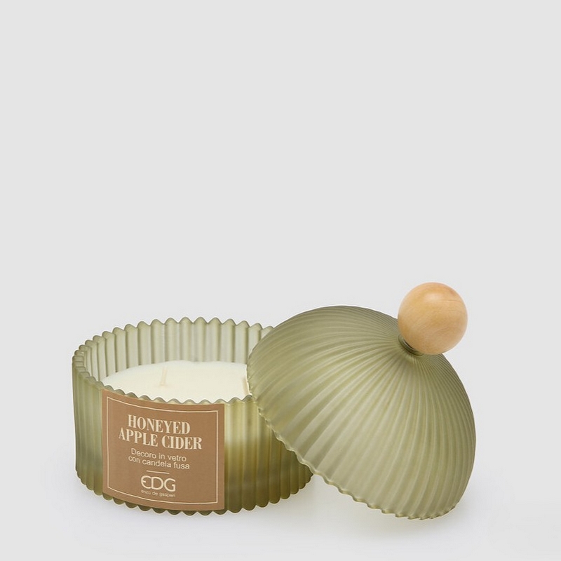 Candela profumata al sidro di mele con miele contenuta in un barattolo di vetro verde con cupola con pomello in legno, utilizzabile da sé una volta esaurita la candela, perfetta come idea regalo autunno