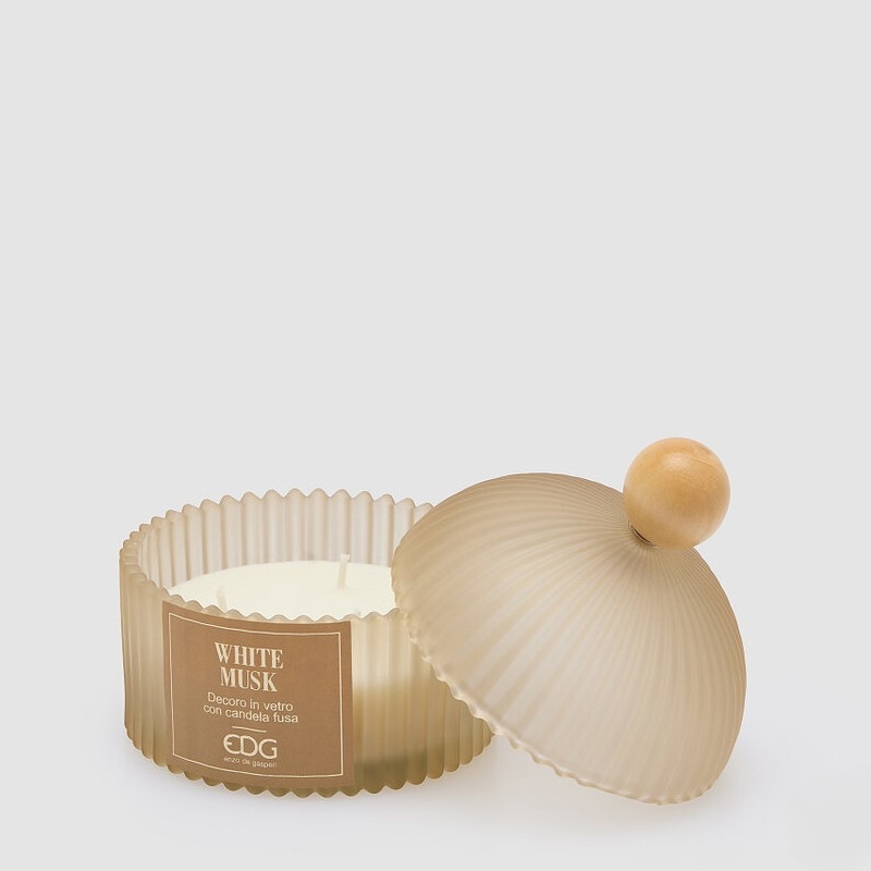 Candela profumata al muschio bianco contenuta in un barattolo di vetro verde con cupola con pomello in legno, utilizzabile da sé una volta esaurita la candela, perfetta come idea regalo autunno