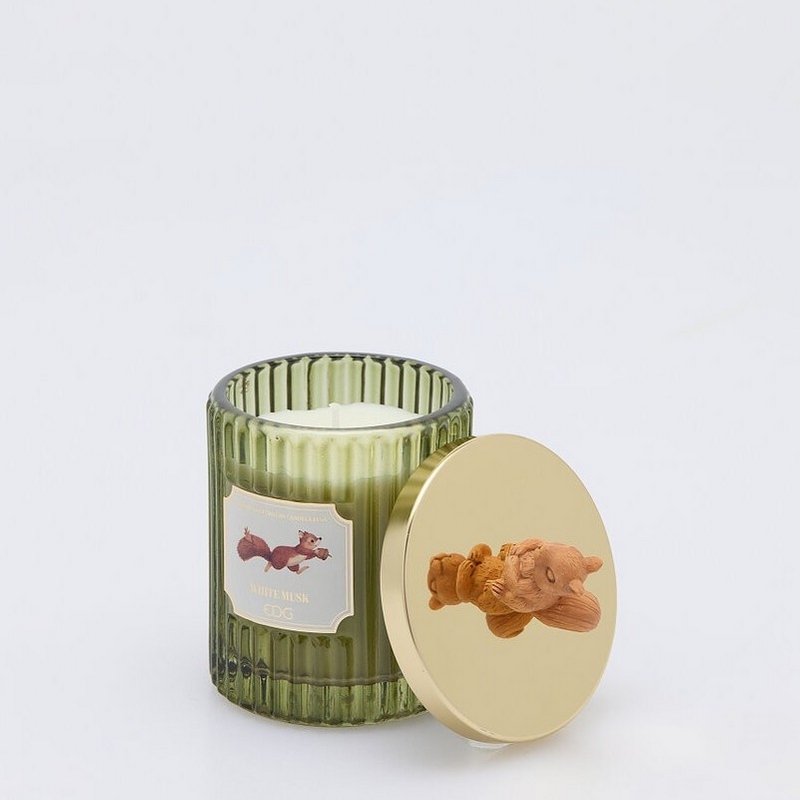 Candela profumata autunnale al muschio bianco contenuta in un barattolo di vetro verde con coperchio con scoiattolo, utilizzabile da sé una volta esaurita la candela, perfetta come idea regalo autunno