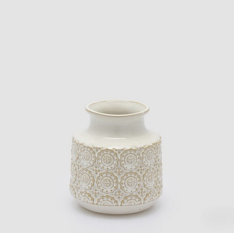 Vaso bianco in ceramica decorato con motivi in rilievo