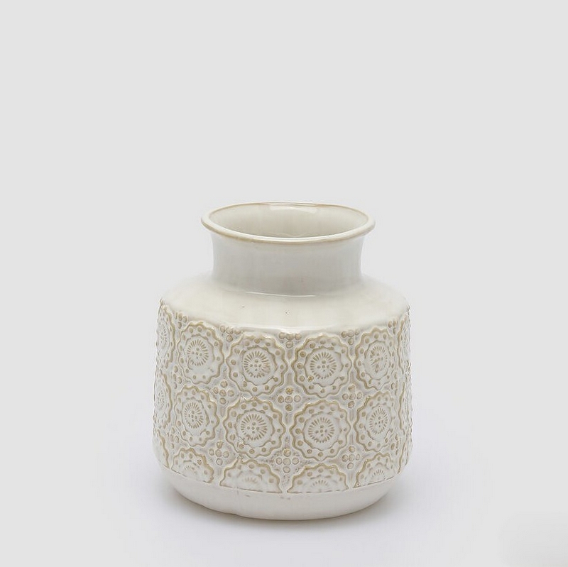 Vaso bianco in ceramica decorato con motivi in rilievo