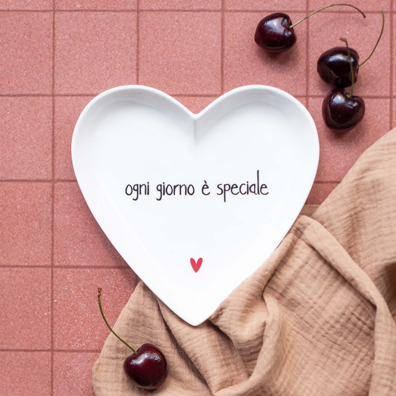 Set 2 piatti cuore in ceramica bianca decorati con scritta 