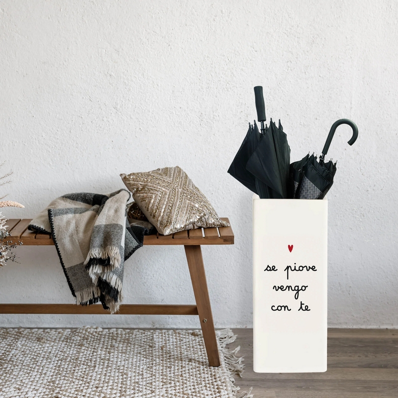 Portaombrelli in ceramica bianca decorato con scritta “Se piove vengo con te” e cuore