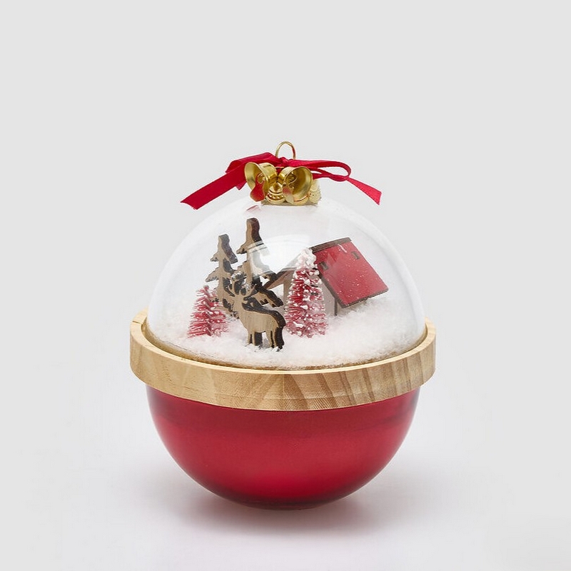 Candela a forma di sfera rossa profumata al sidro di mele con miele, con coperchio a forma di cupola con paesaggio natalizio in legno, neve e campanelle