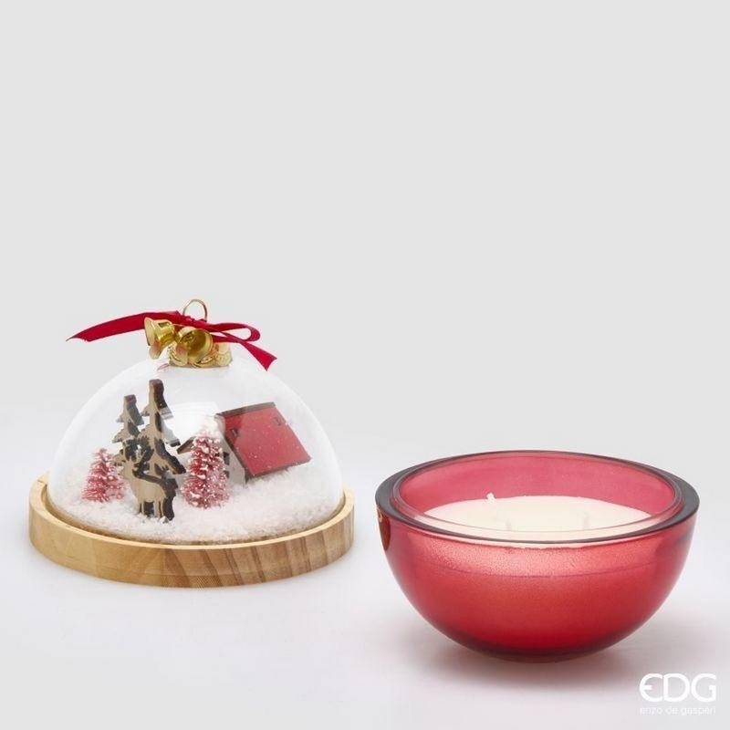 Candela a forma di sfera rossa profumata al sidro di mele con miele, con coperchio a forma di cupola con paesaggio natalizio in legno, neve e campanelle