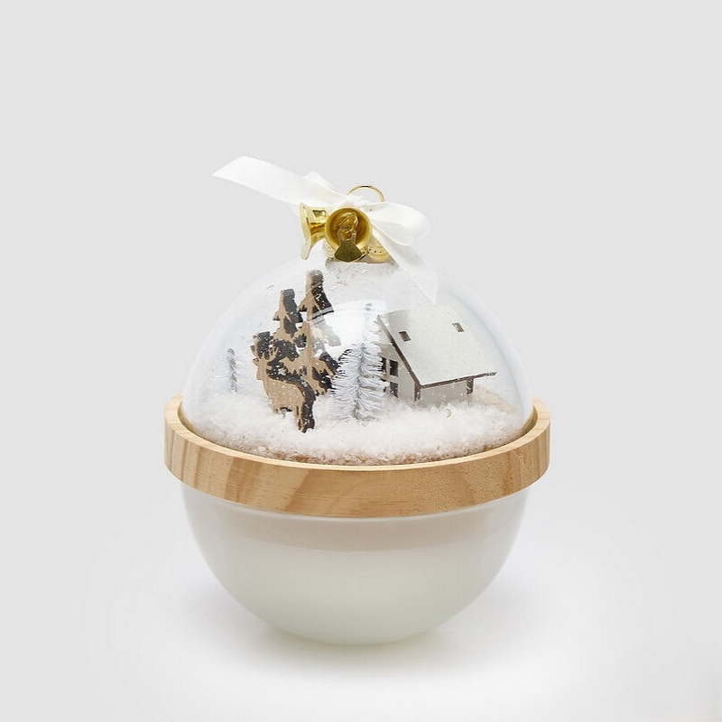 Candela a forma di sfera bianca profumata al muschio bianco, con coperchio a forma di cupola con paesaggio natalizio in legno, neve e campanelle