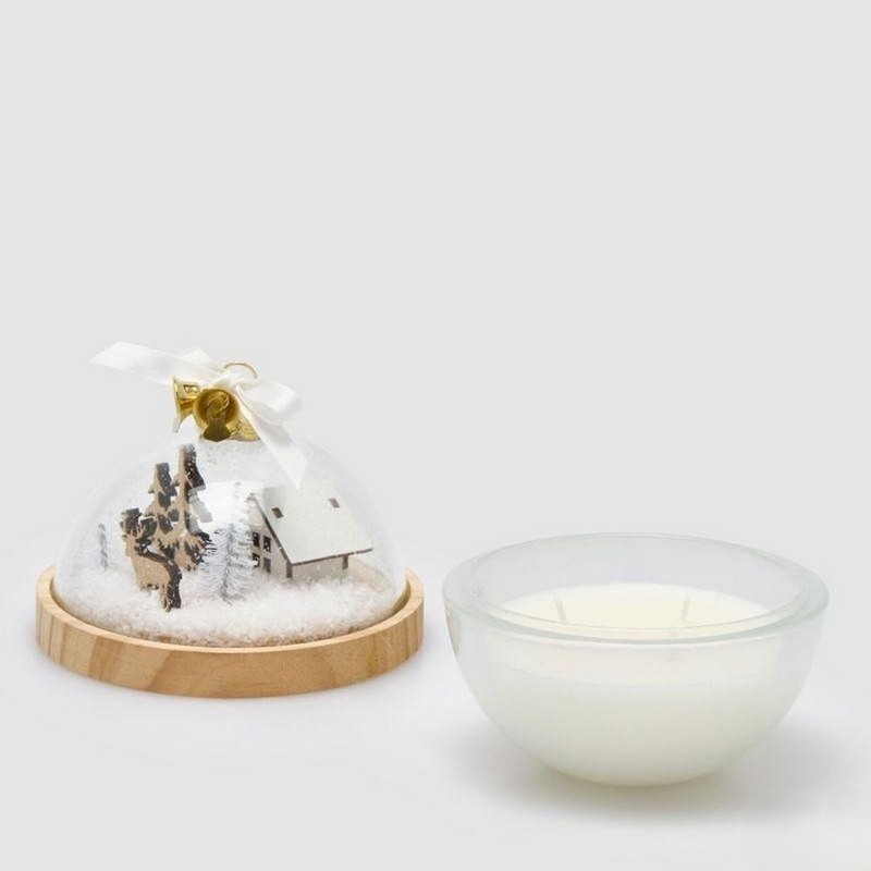 Candela a forma di sfera bianca profumata al muschio bianco, con coperchio a forma di cupola con paesaggio natalizio in legno, neve e campanelle