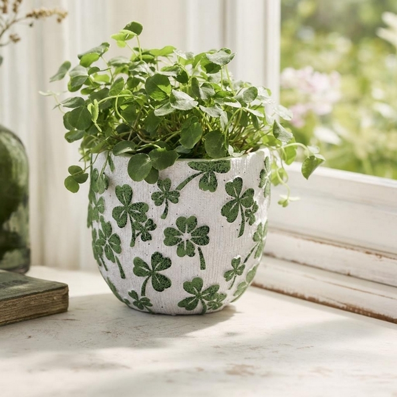 Vaso in cemento a righe verticali decorato con quadrifogli e trifogli