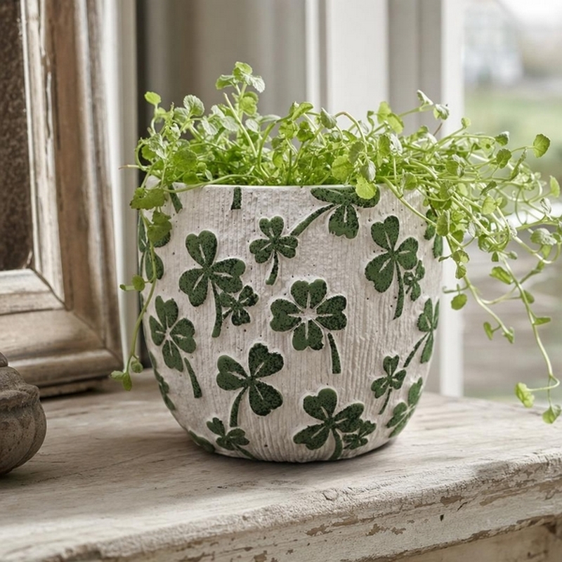 Vaso in cemento a righe verticali decorato con quadrifogli e trifogli