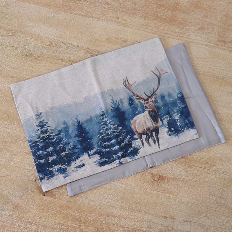 Tovaglietta americana antimacchia decorata con cervo nel bosco innevato, realizzata in misto cotone con retro in raso