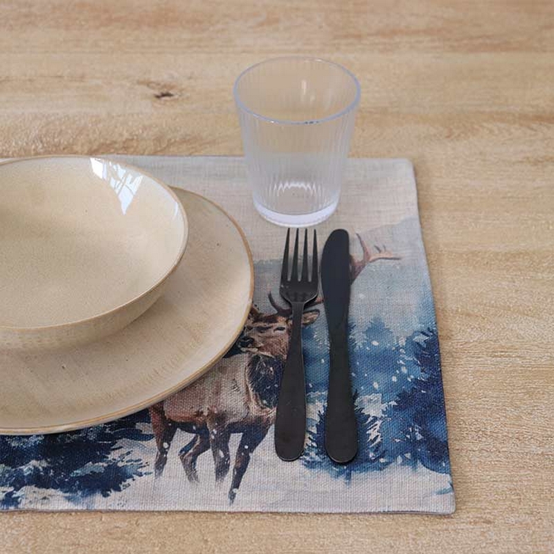 Tovaglietta americana antimacchia decorata con cervo nel bosco innevato, realizzata in misto cotone con retro in raso