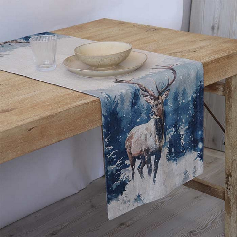 Runner antimacchia decorata con cervo nel bosco innevato, realizzata in misto cotone con retro in raso