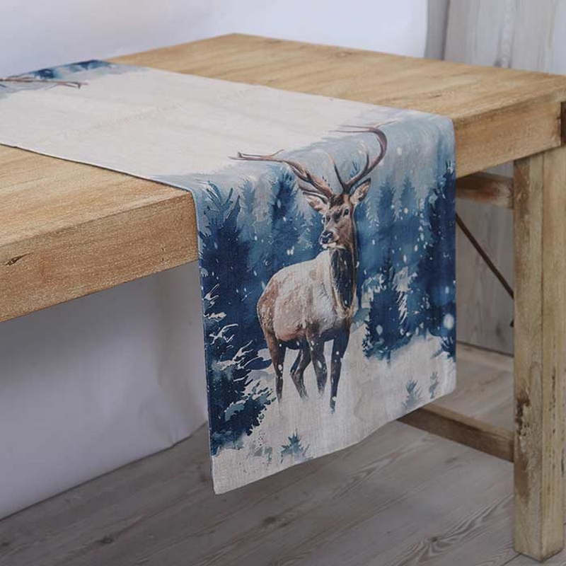 Runner antimacchia decorata con cervo nel bosco innevato, realizzata in misto cotone con retro in raso