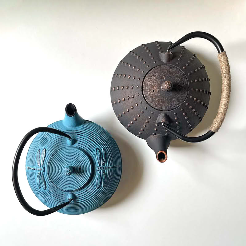 Teiera blu in ghisa da 800 ml con filtro in acciaio removibile e motivo con libellula, simbolo del Giappone, in rilievo
