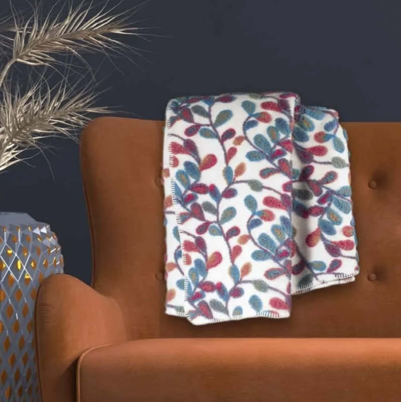 Coperta in lana cotta fatta in Italia con decoro ramage di rami e foglie colorate su fondo bianco, lavabile in lavatrice - una calda coperta per letto o divano perfetta come idea regalo di Natale