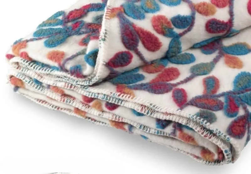 Coperta in lana cotta fatta in Italia con decoro ramage di rami e foglie colorate su fondo bianco, lavabile in lavatrice - una calda coperta per letto o divano perfetta come idea regalo di Natale