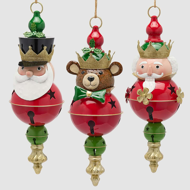 Soldatino schiaccianoci natalizio con campanella da appendere realizzato in metallo dipinto a mano, perfetto come decorazione festiva