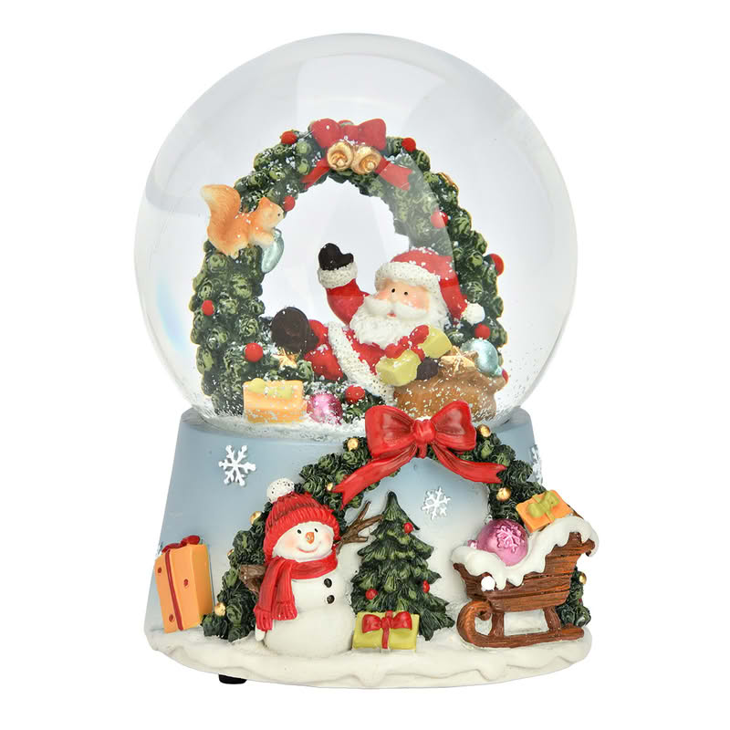 Palla di neve decorata con Babbo Natale sdraiato dentro una ghirlanda con base decorata con pupazzo di neve, slitta e pacchi regalo, è incluso un carillon a carica manuale