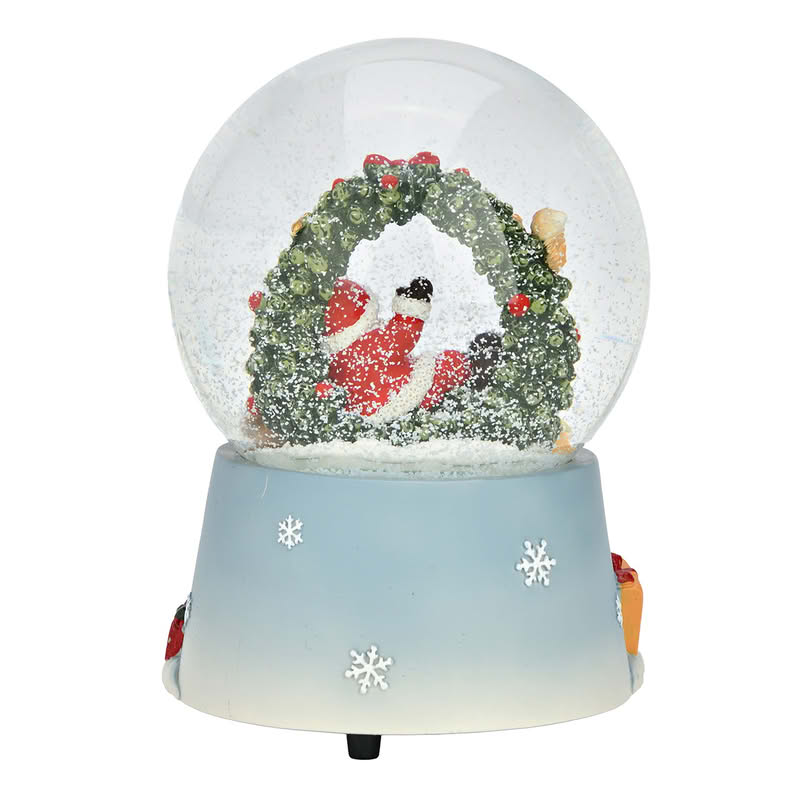 Palla di neve decorata con Babbo Natale sdraiato dentro una ghirlanda con base decorata con pupazzo di neve, slitta e pacchi regalo, è incluso un carillon a carica manuale