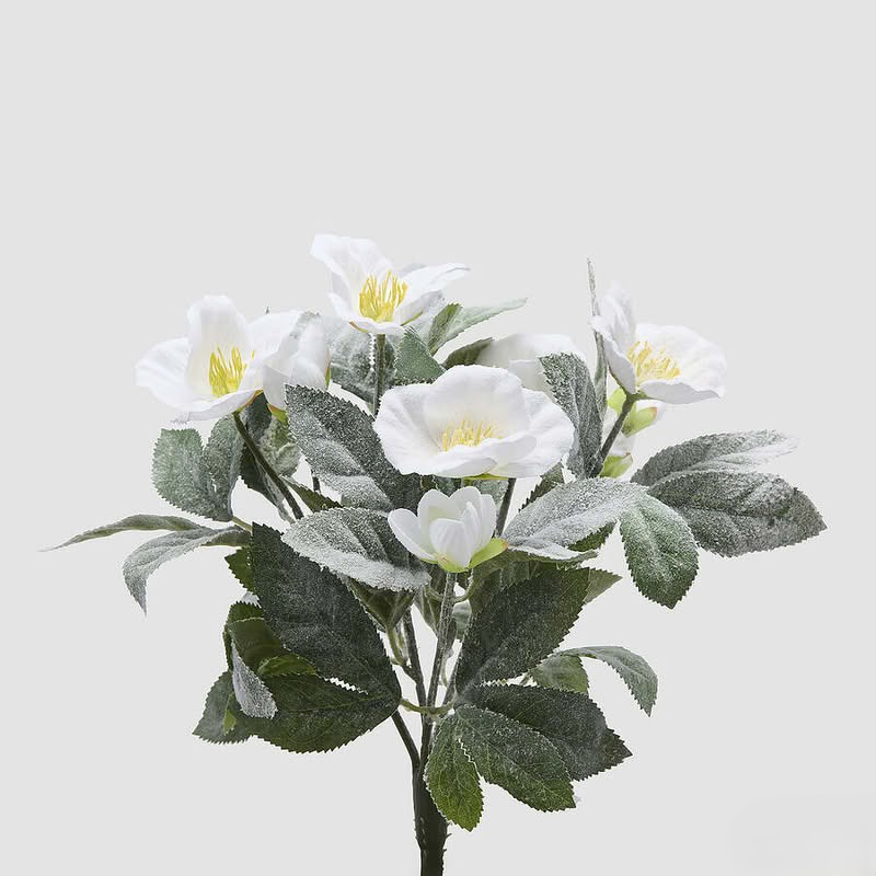 Cespuglio di fiori di elleboro artificiali innevati con foglie