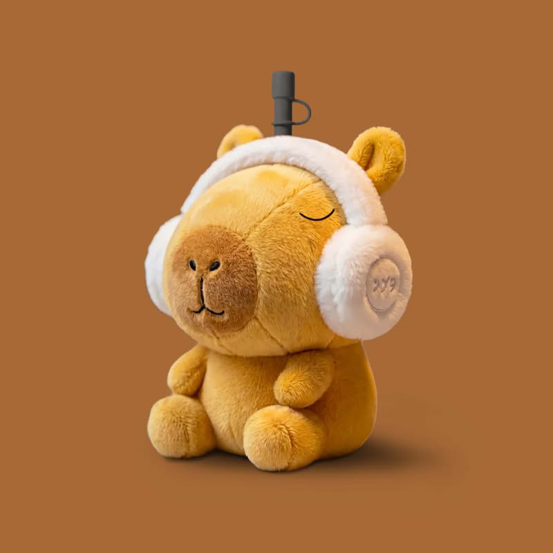 Borraccia termica in acciaio inox dentro peluche morbido a forma di capybara dal quale esce una cannuccia con cui bere, la borraccia è removibile ed è inclusa una tracolla regolabile per essere portata più comodamente con sé. Capacità: 360 ml