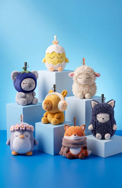 Borraccia termica in acciaio inox dentro peluche morbido a forma di volpe dal quale esce una cannuccia con cui bere, la borraccia è removibile ed è inclusa una tracolla regolabile per essere portata più comodamente con sé. Capacità: 360 ml
