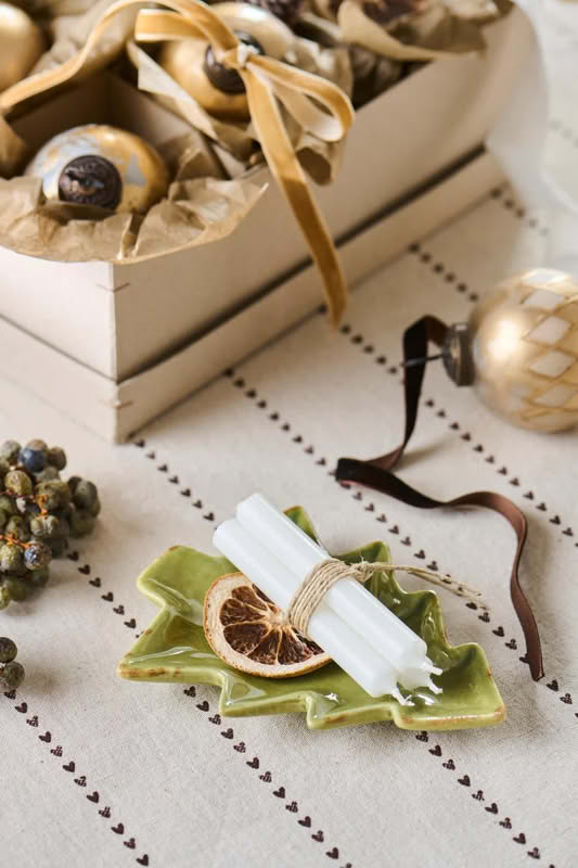 Piatto a forma di albero in ceramica verde smaltata utilizzabile come portaoggetti o svuotatasche