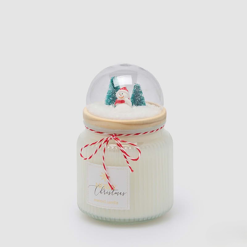 Candela in vetro bianco profumata al muschio bianco, con coperchio a forma di cupola con paesaggio natalizio in legno, neve e campanelle